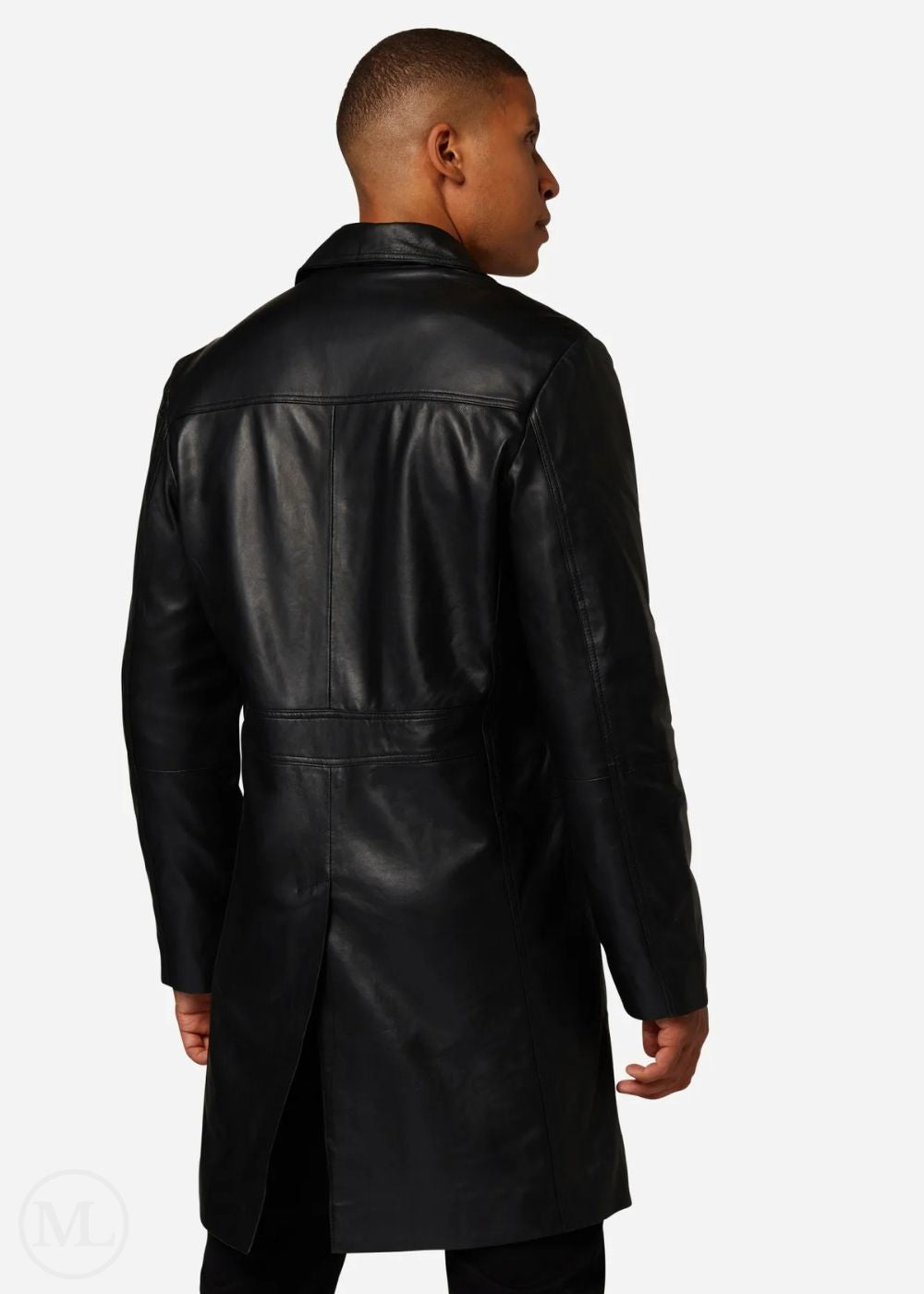 Homme portant un trench-coat en cuir noir sur fond blanc