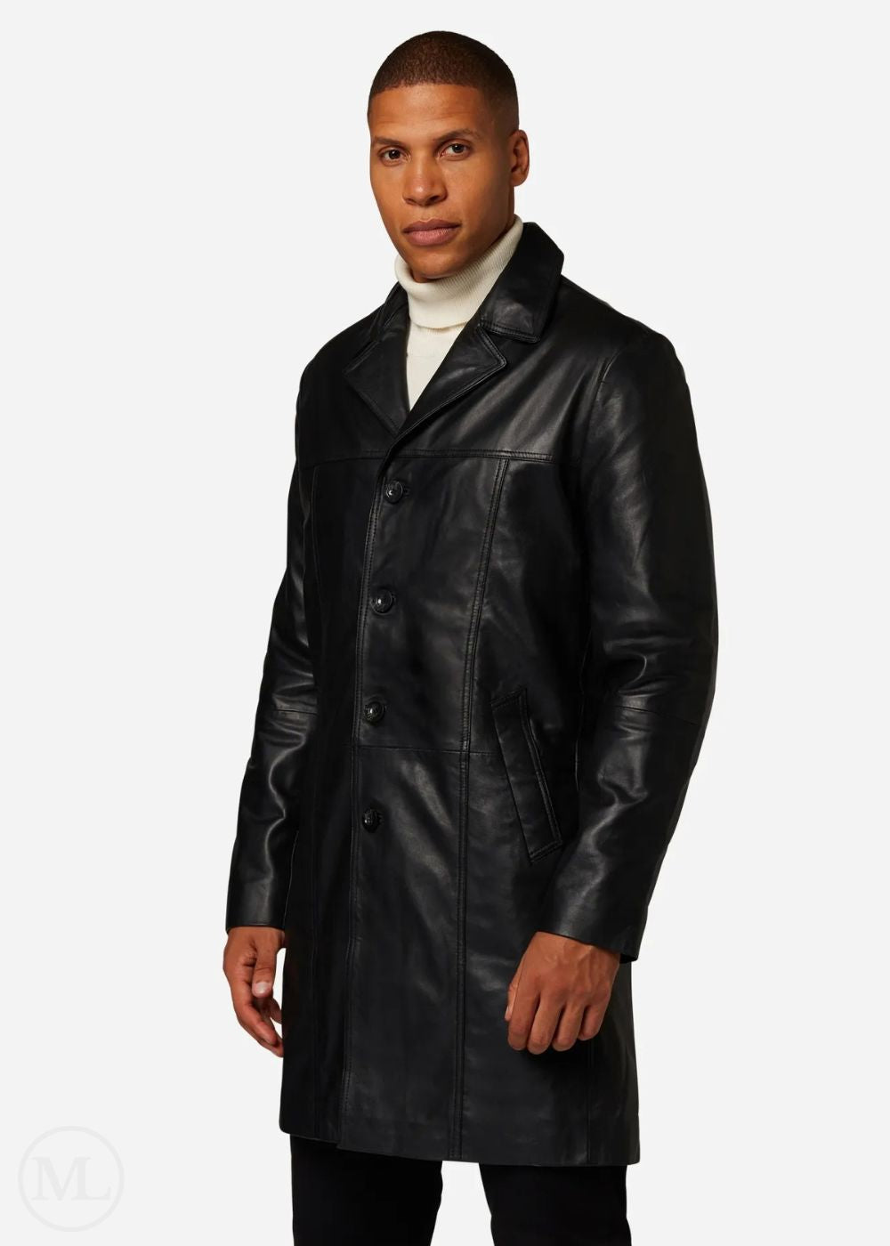 Homme portant un trench-coat en cuir noir sur fond blanc