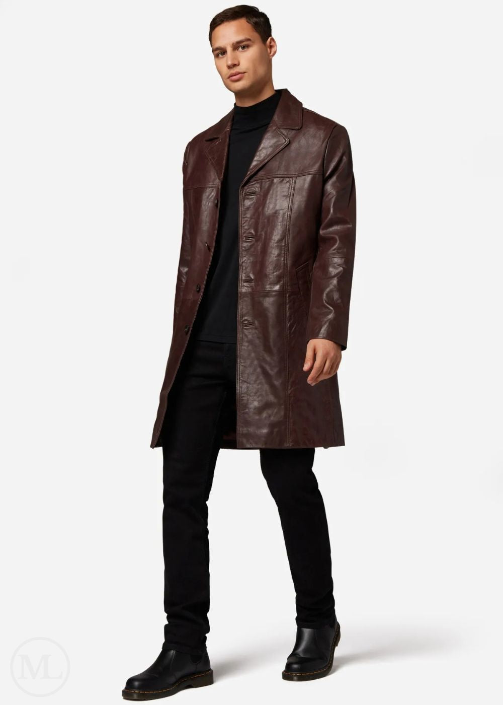 Homme portant un trench-coat en cuir marron sur fond blanc
