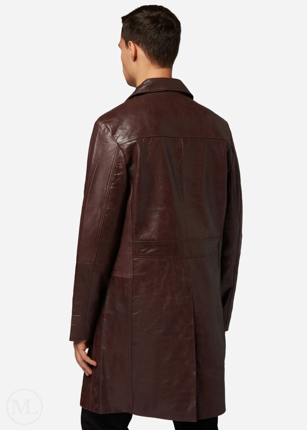 Homme portant un trench-coat en cuir marron sur fond blanc