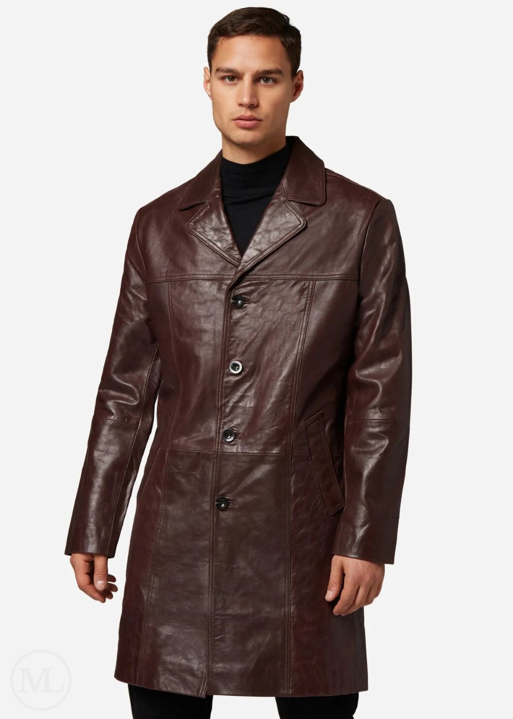 Homme portant un trench-coat en cuir marron sur fond blanc