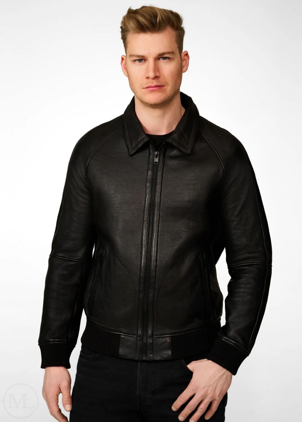 Homme portant un blouson aviateur en cuir noir sur fond blanc