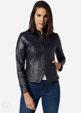 Femme portant une veste en cuir bleue sur fond blanc