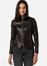 Femme portant une veste en cuir marron sur fond blanc