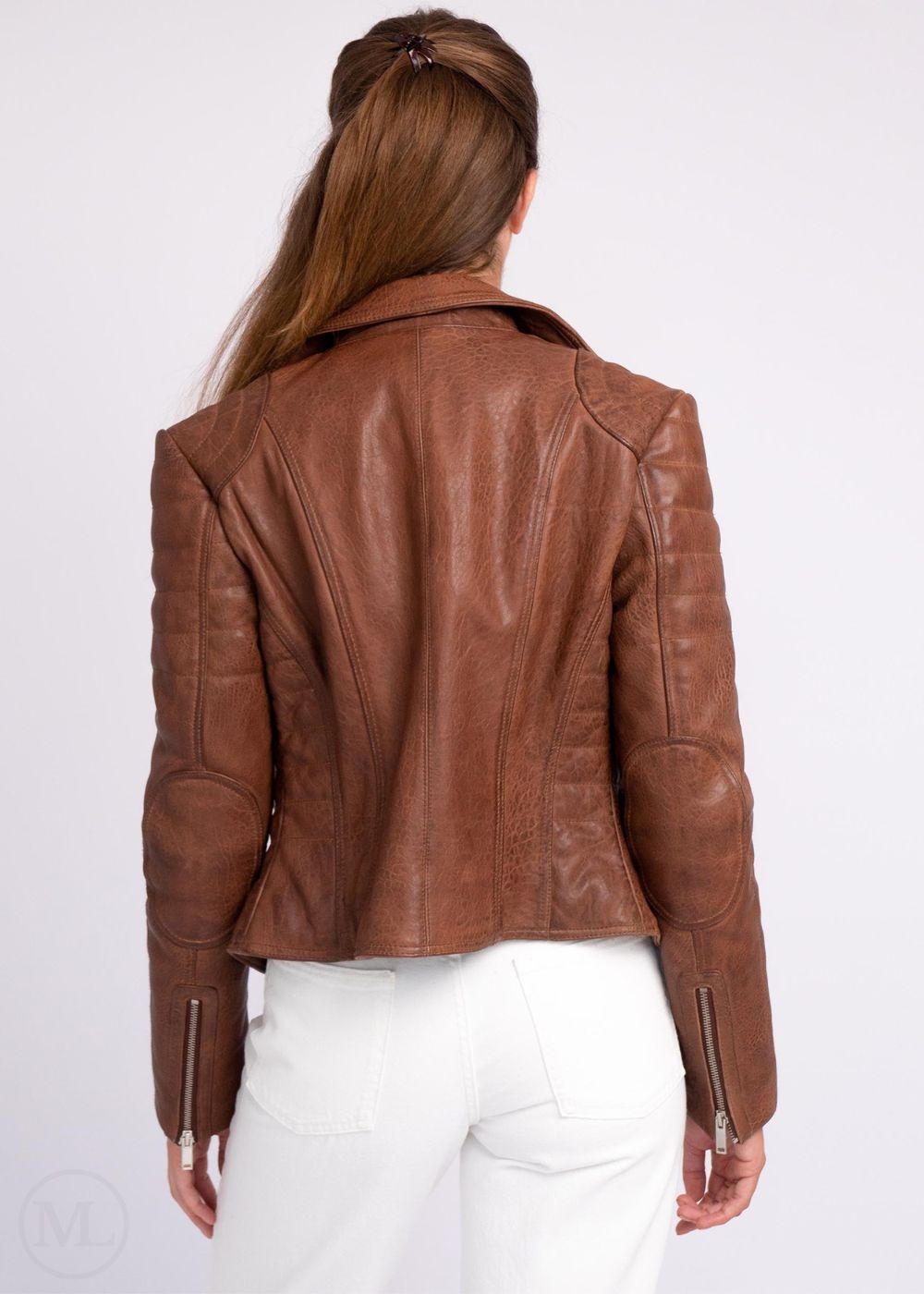 Veste en cuir marron cognac portée par une femme sur fond blanc