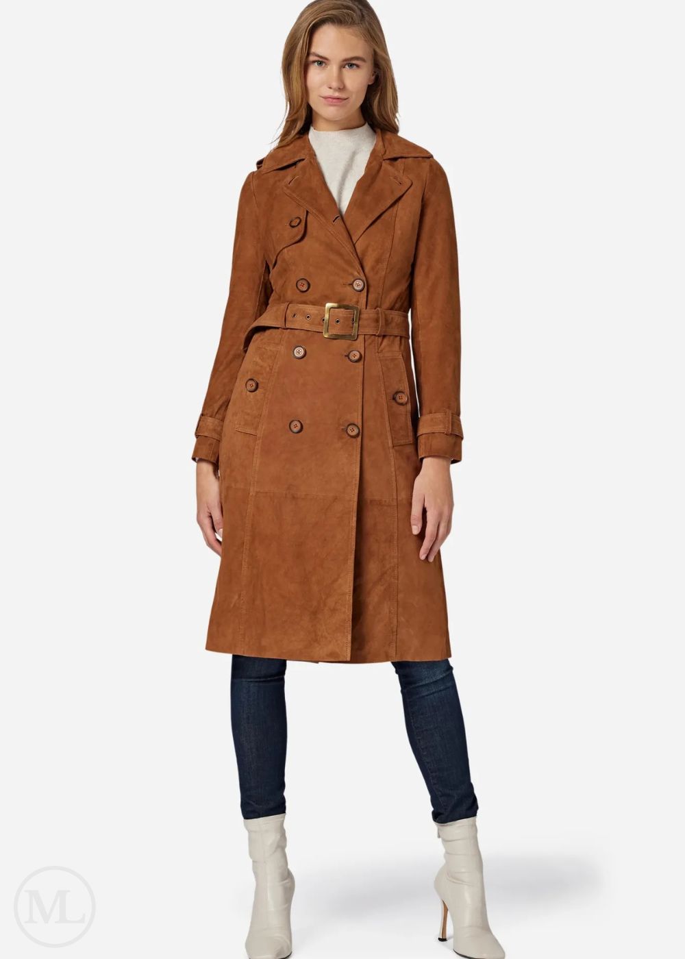 Femme portant un trench-coat marron sur fond blanc