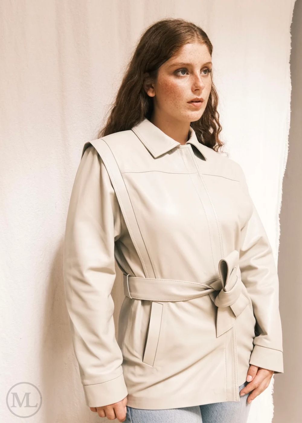 Femme portant un manteau en cuir Lvory sur un fond uni