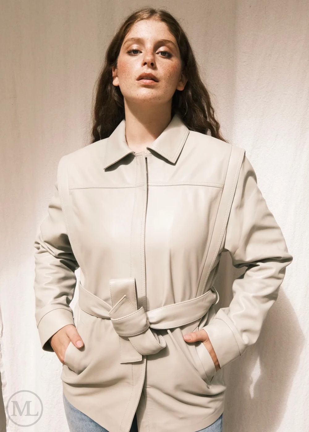 Femme portant un manteau en cuir Lvory sur un fond uni