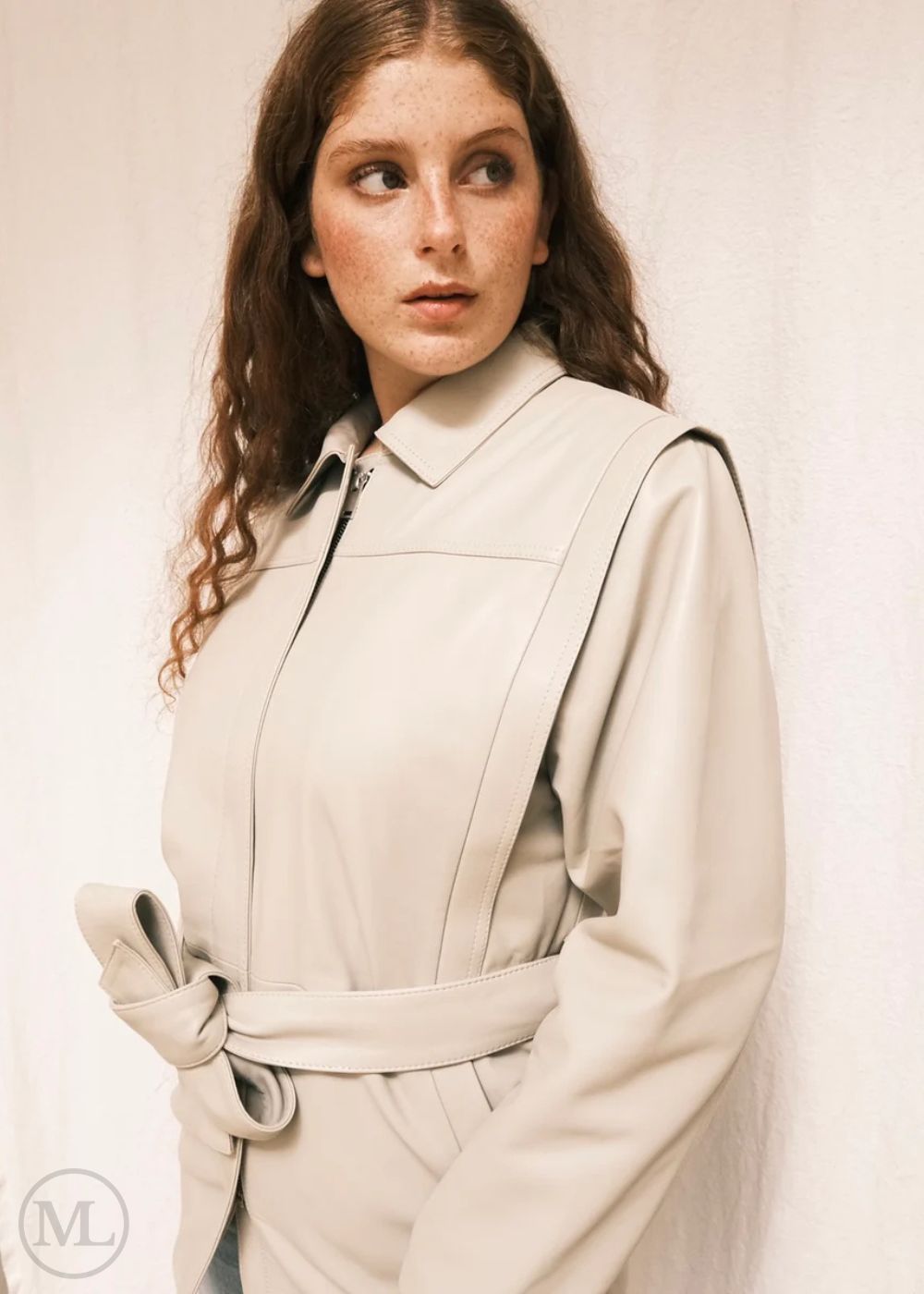 Femme portant un manteau en cuir Lvory sur un fond uni