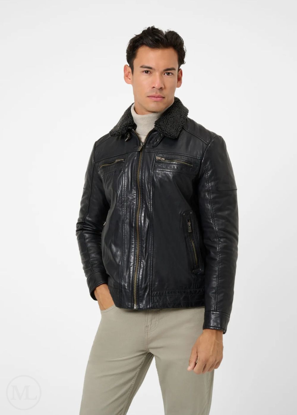 Homme portant une veste en cuir noir sur fond blanc