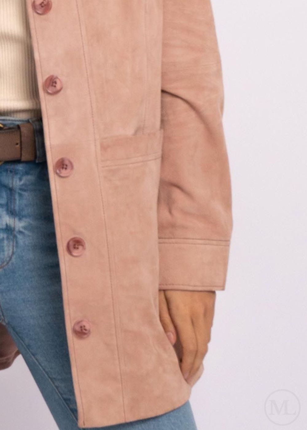 Gros plan d'un manteau en cuir rose avec boutons sur fond blanc