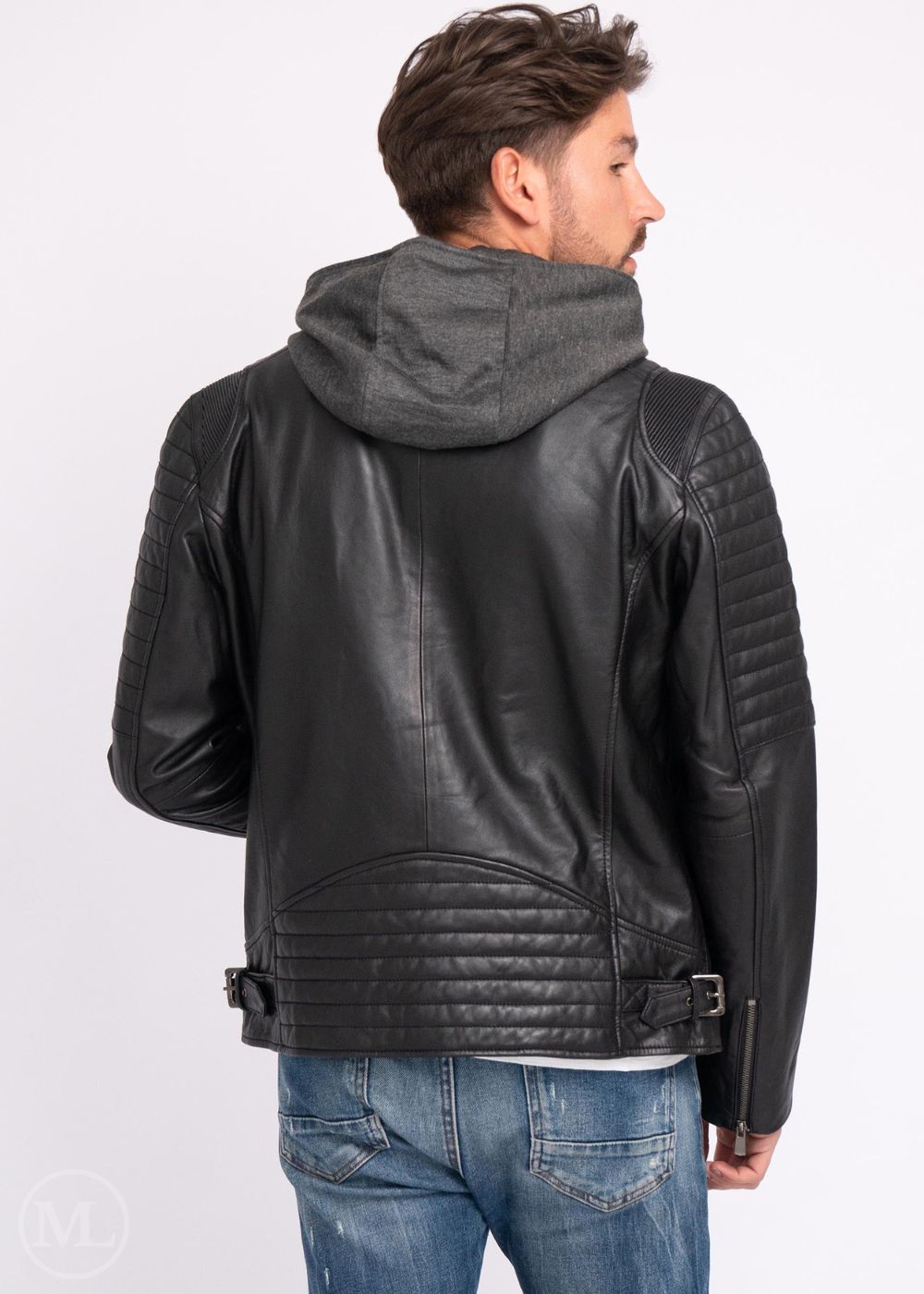 Homme portant une veste de moto en cuir noir avec une capuche grise sur fond blanc