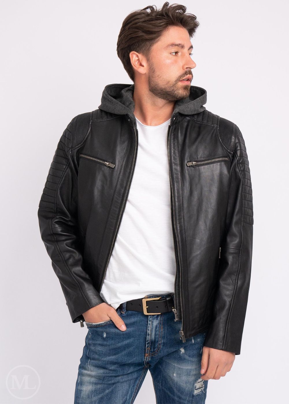 Homme portant une veste de moto en cuir noir avec une capuche sur fond blanc