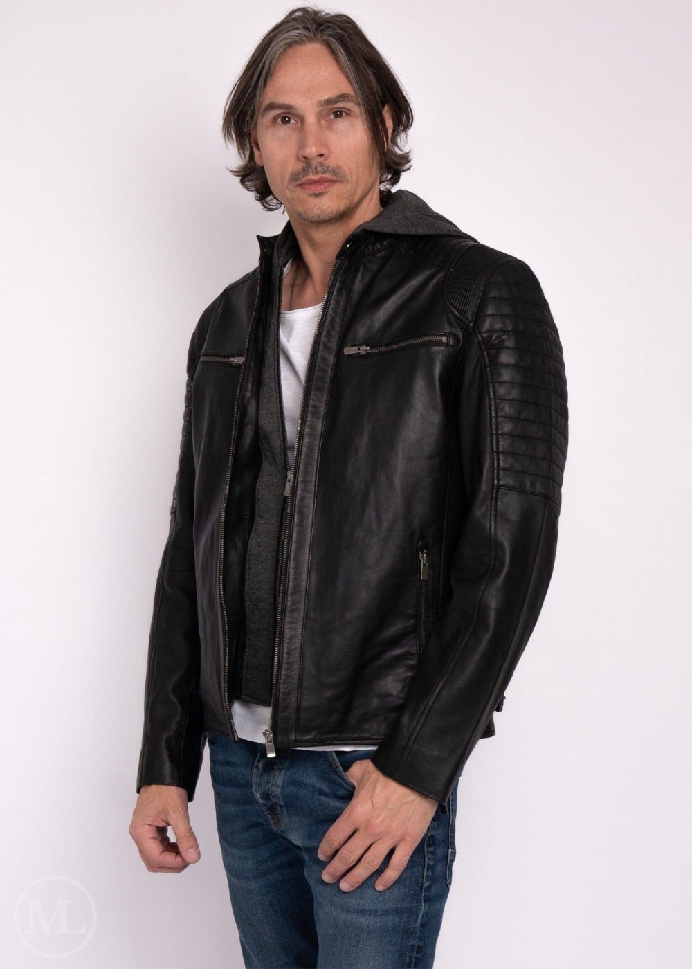 Homme portant une veste de moto en cuir noir sur fond blanc