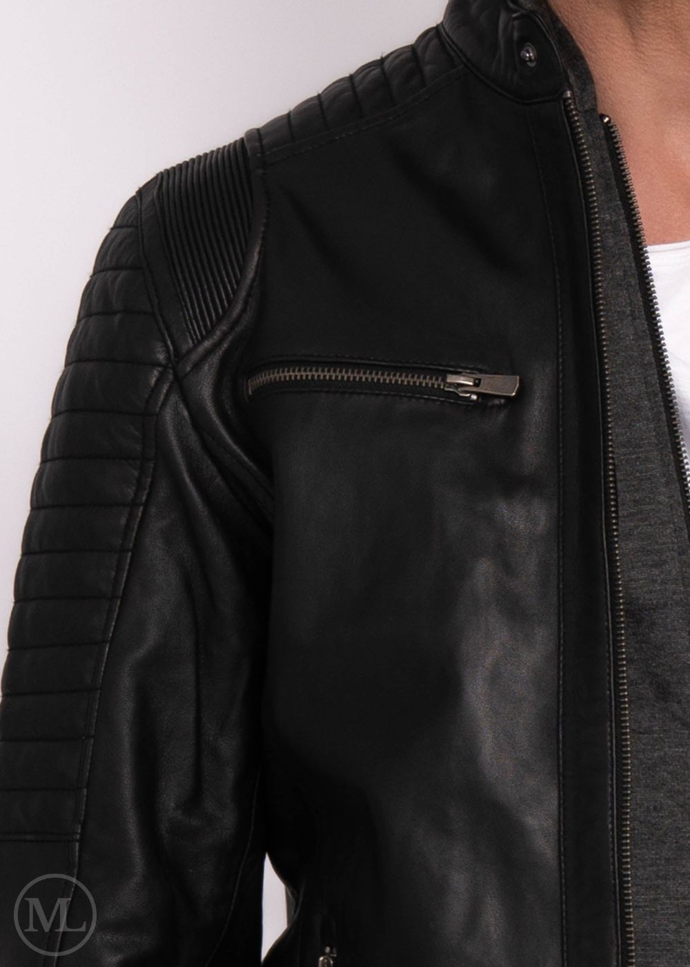 Veste de moto en cuir noir avec épaule matelassée sur fond blanc