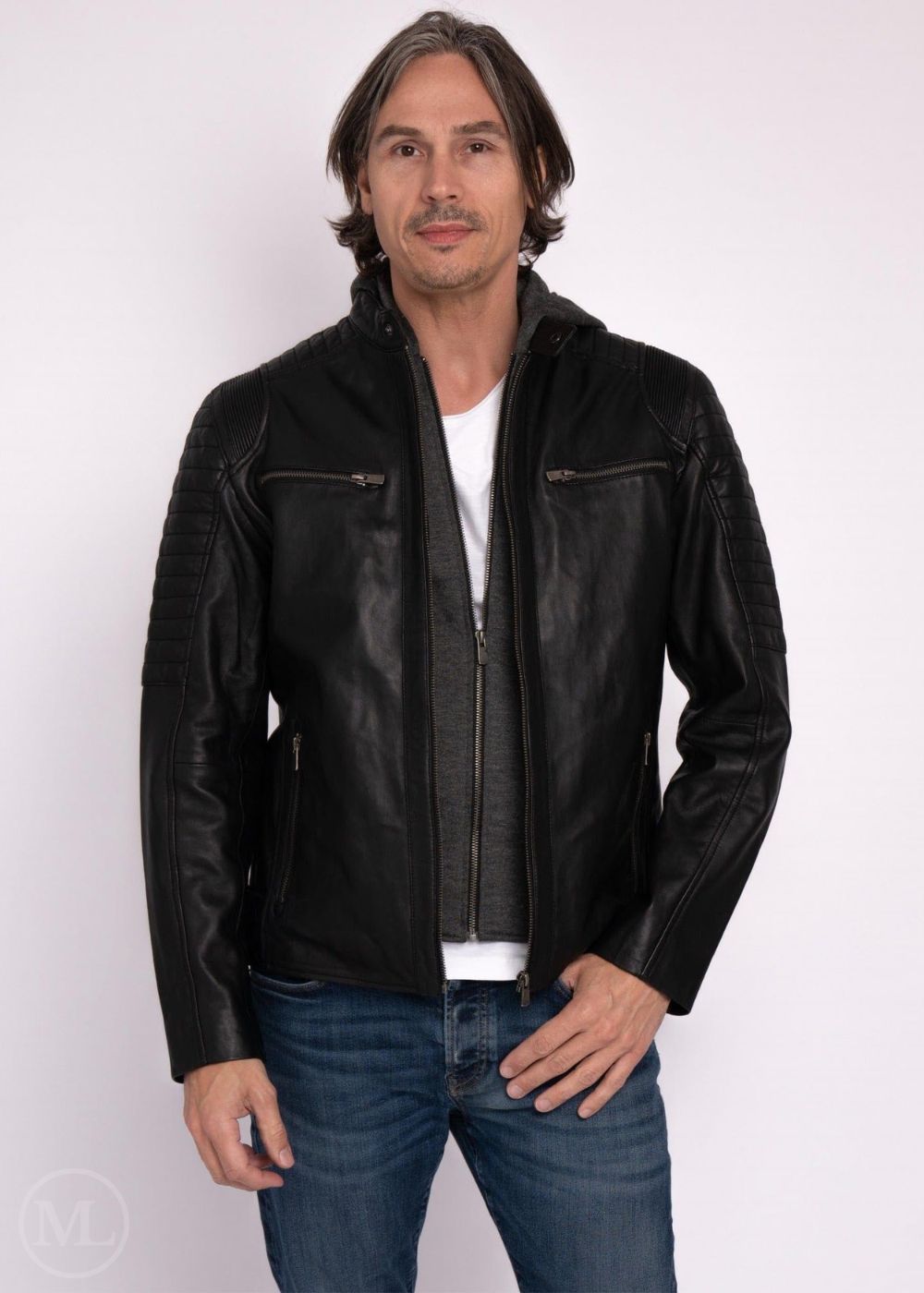 Homme portant une veste de moto en cuir noir sur fond blanc