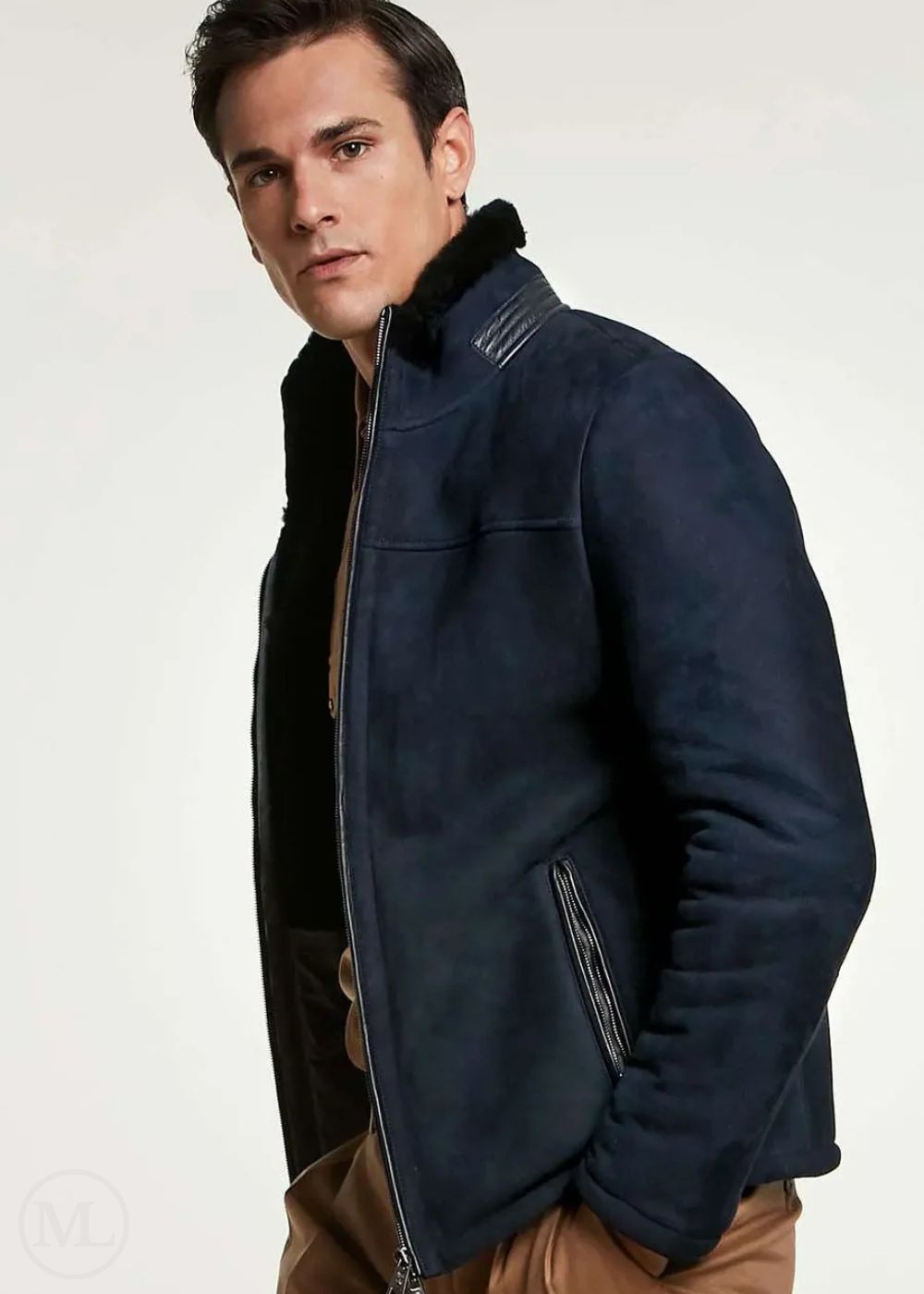 Homme portant une veste bleu marine sur fond blanc