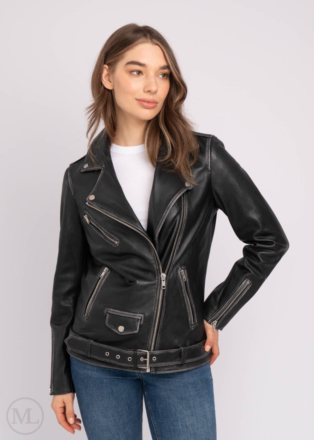 Femme portant une veste de motard en cuir noir sur fond blanc