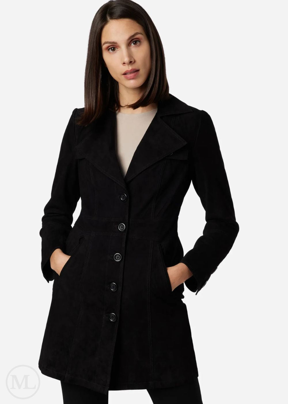 Femme portant un manteau noir sur fond blanc