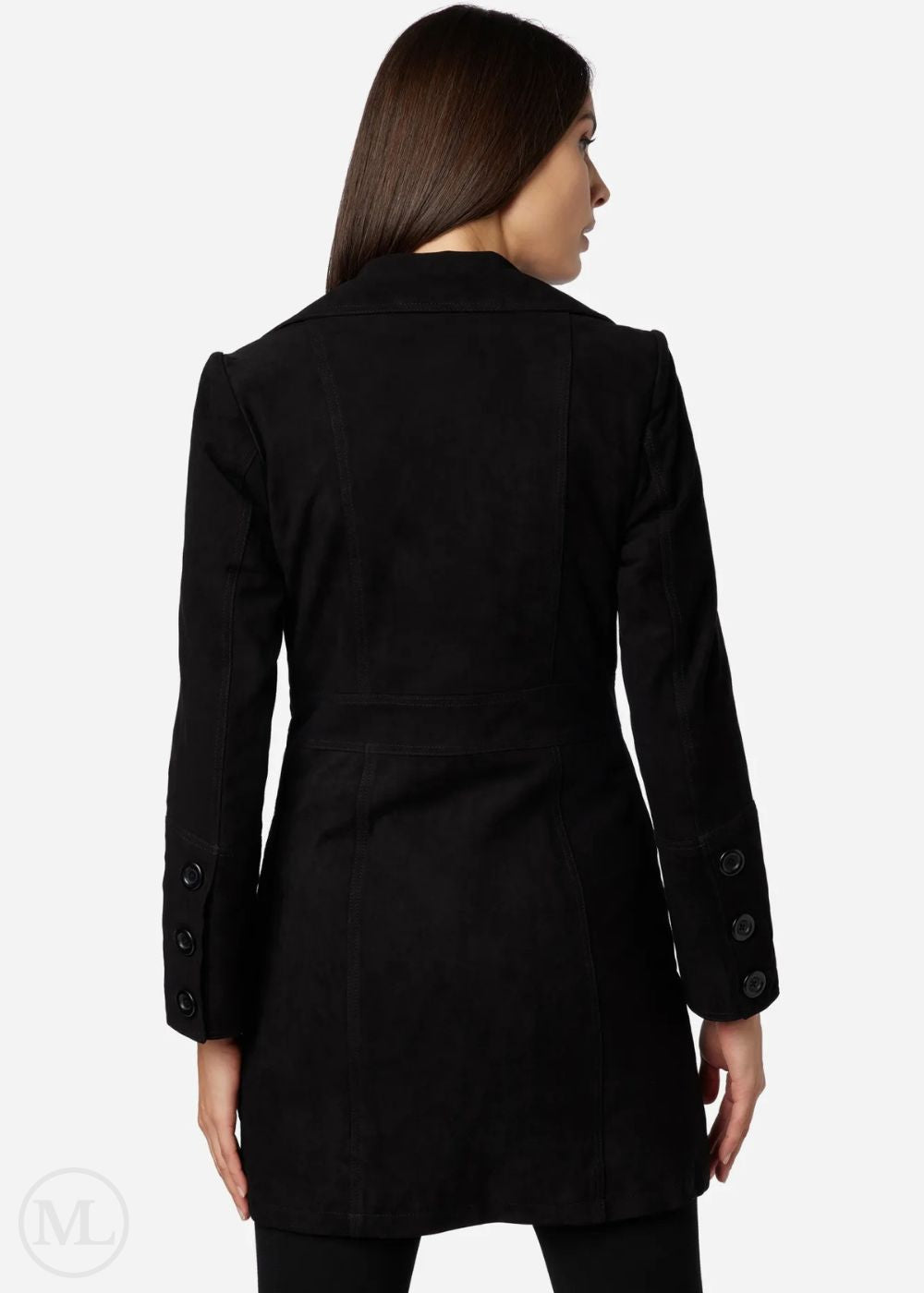 Femme portant un manteau noir sur fond blanc