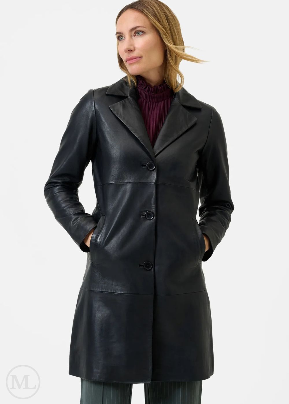 Femme portant un manteau de cuir noir sur fond blanc