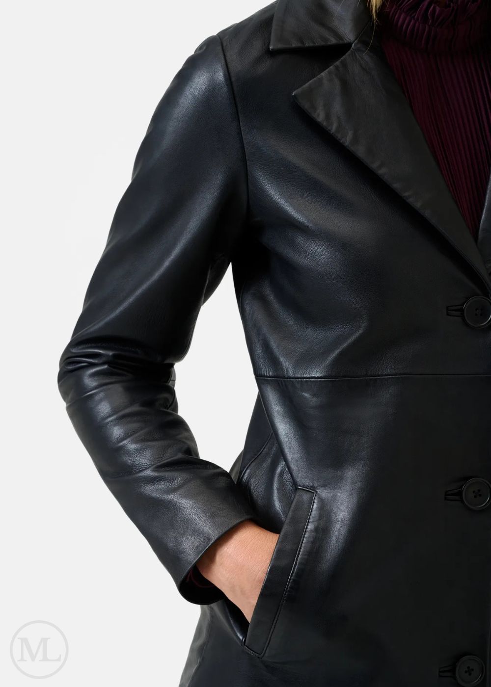 Manteau en cuir noir avec fond blanc