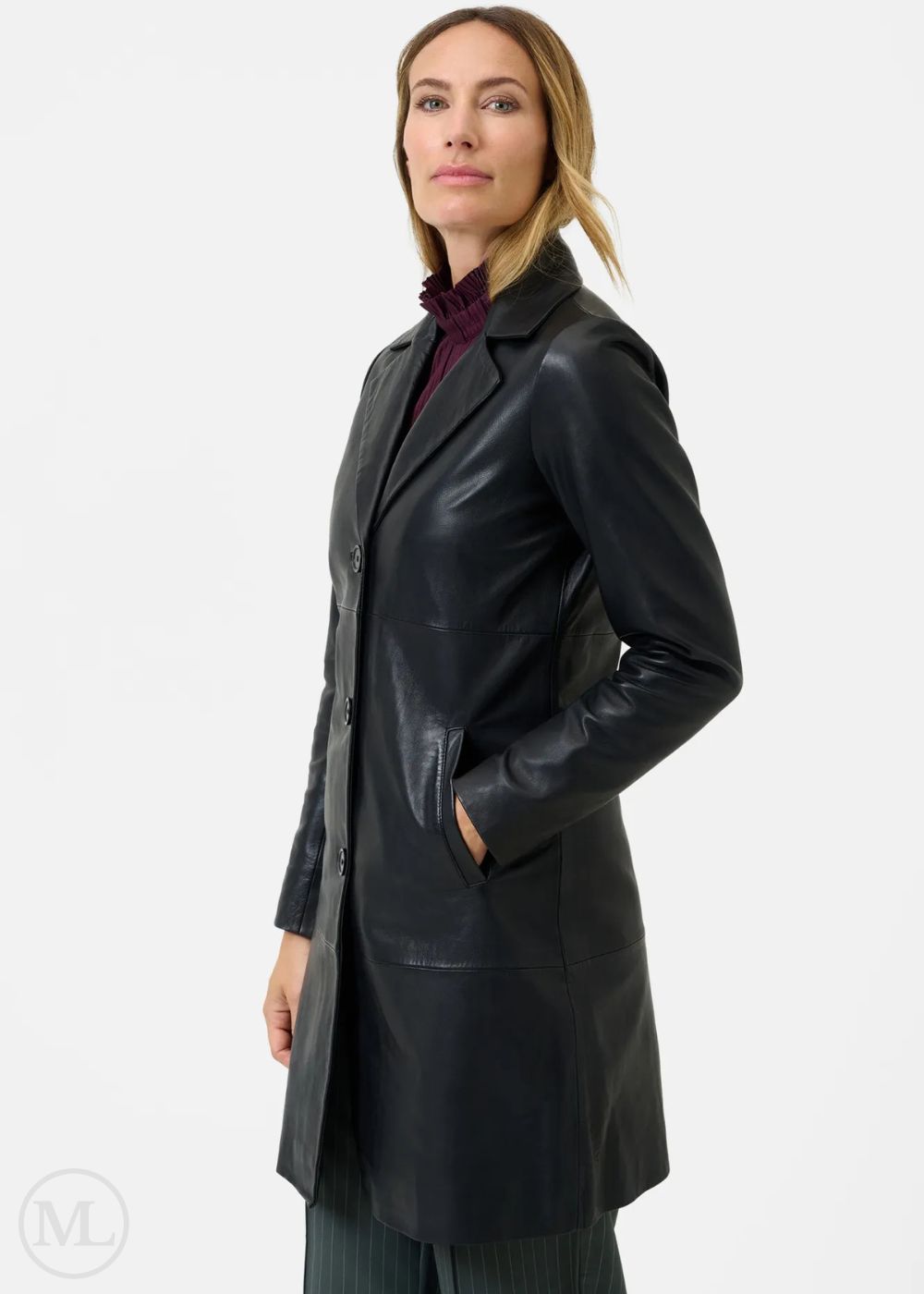 Femme portant un manteau de cuir noir sur fond blanc