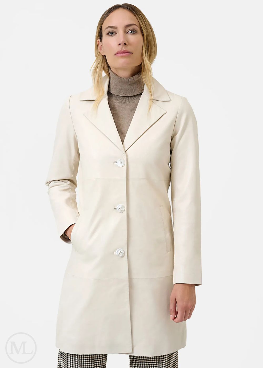 Femme portant un manteau ivoire sur fond blanc