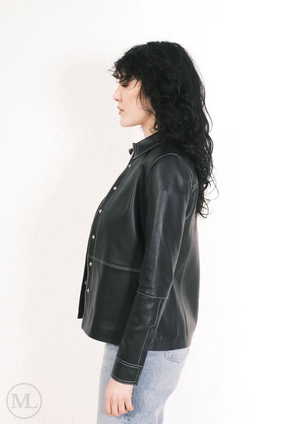 Femme portant une veste en cuir noir sur fond blanc