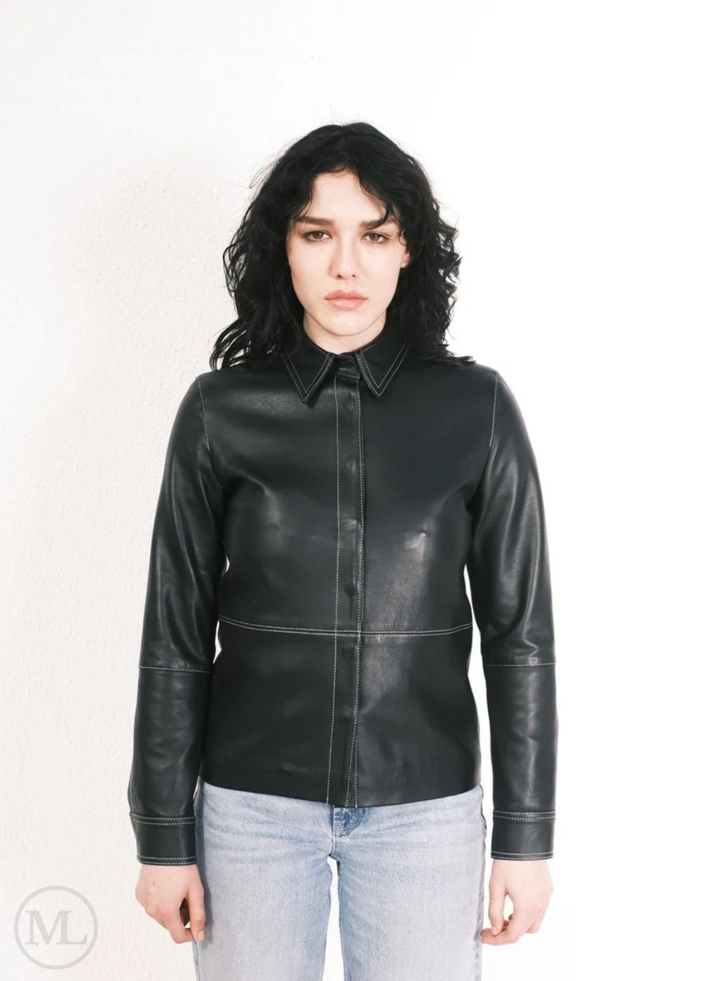Femme portant une veste en cuir noir sur fond blanc