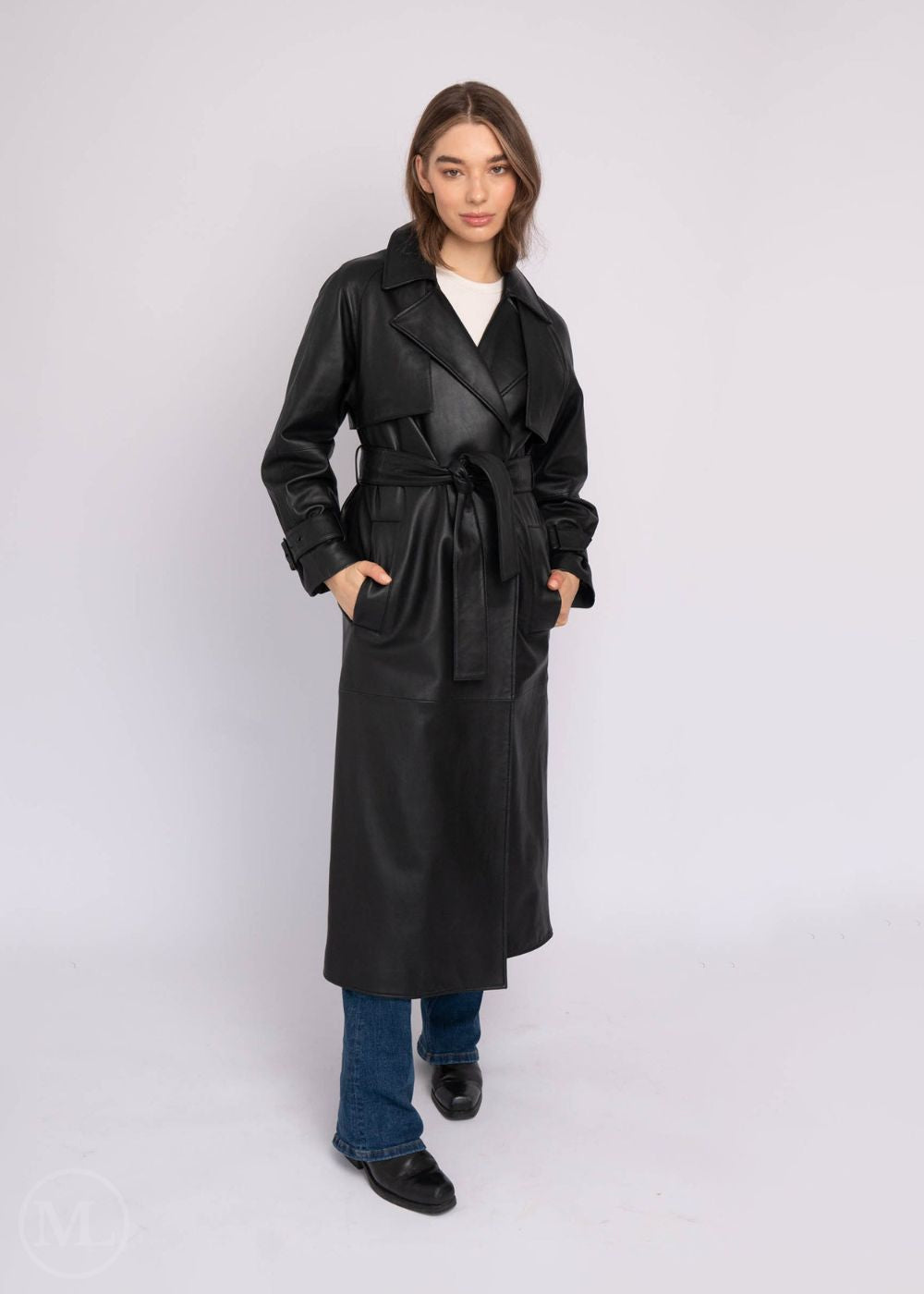 Femme portant un manteau de cuir noir sur fond blanc