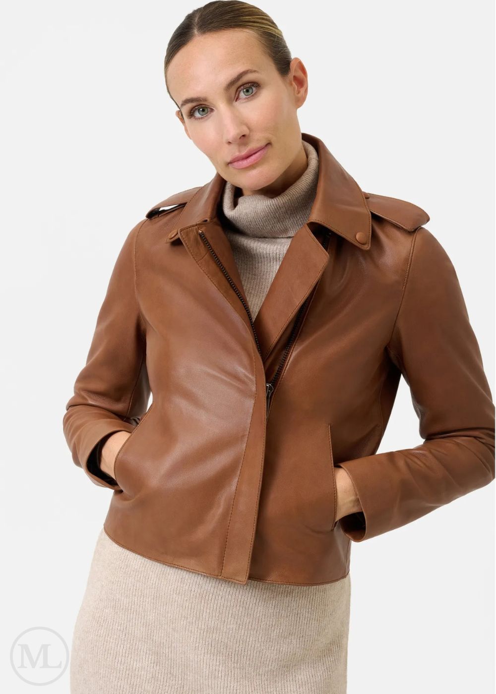 Femme portant une veste en cuir marron cognac sur fond blanc