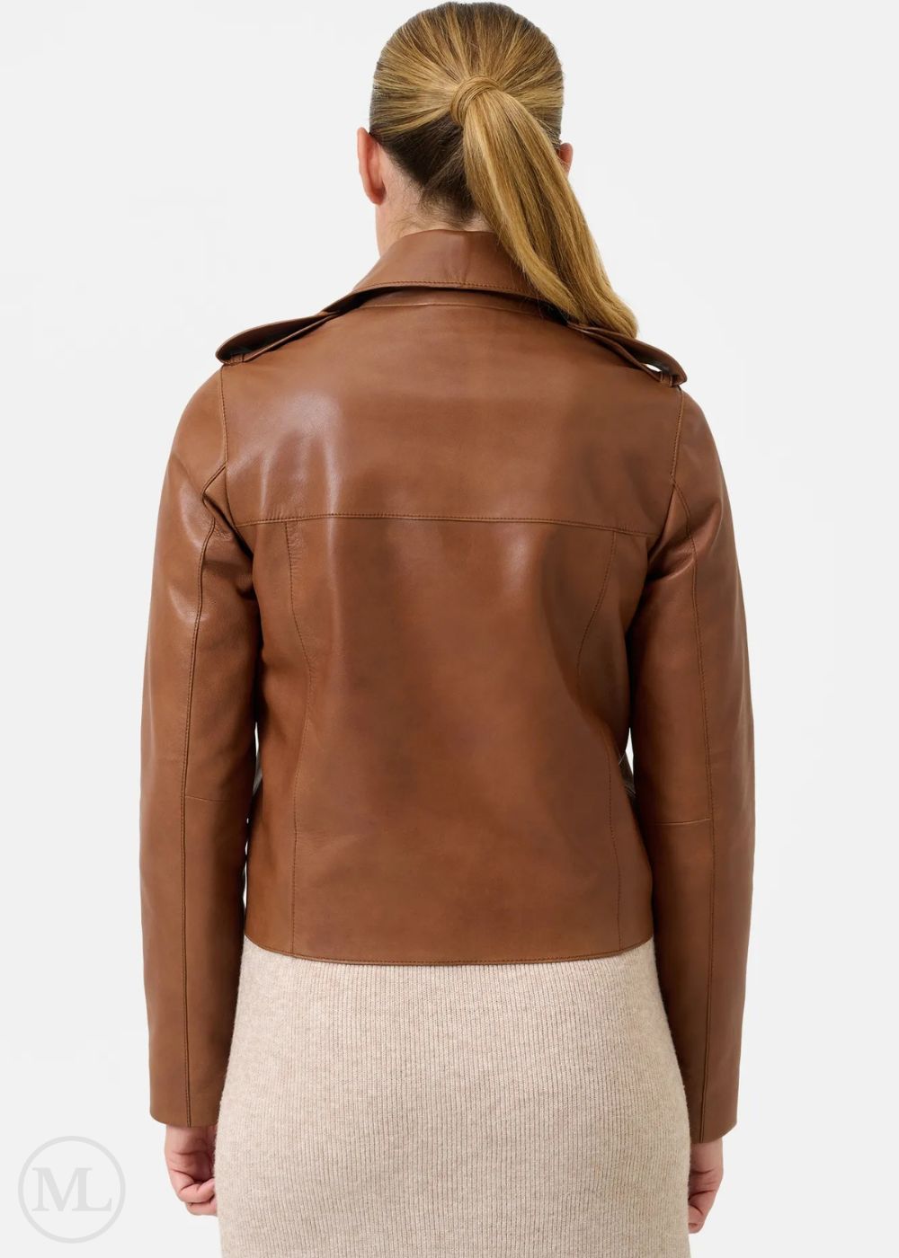 Veste en cuir marron cognac portée par une personne sur fond blanc