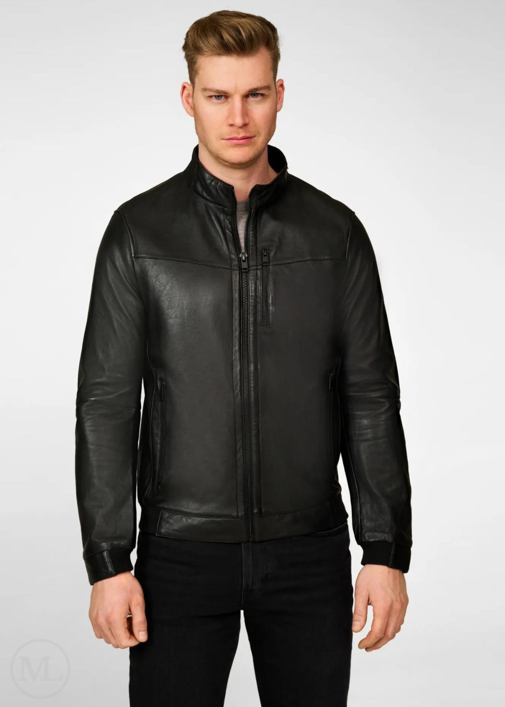 Homme portant un blouson aviateur en cuir noir sur fond blanc