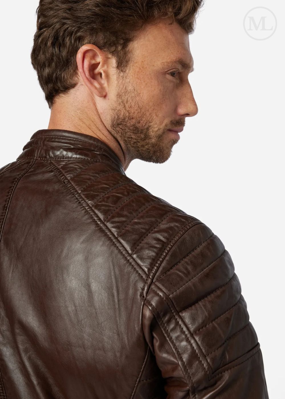 Homme portant une veste de motard en cuir marron sur fond blanc