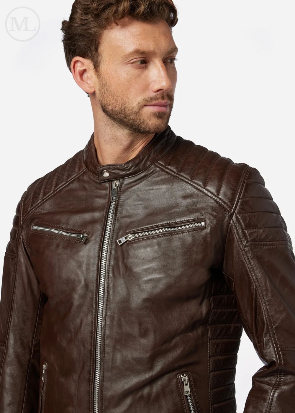 Homme portant une veste de motard en cuir marron sur fond blanc