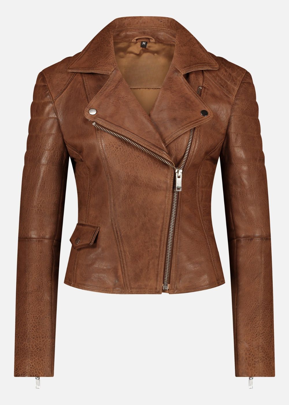Veste en cuir marron cognac avec une étiquette de marque sur fond blanc